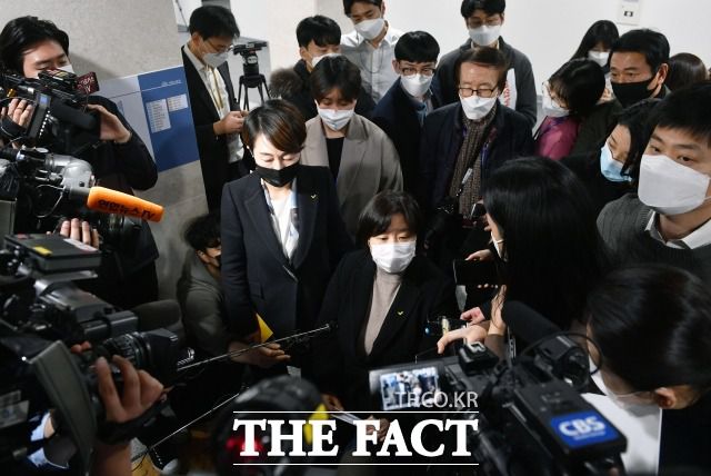 정의당은 27일 시도당 연석회의를 통해 지도부 체제 관련 여러 방안을 논의 후 30일 구체적인 방침을 결정하기로 했다. 기자회견을 마치고 취재진 질문에 답변하고 있는 배 부대표. /남윤호 기자