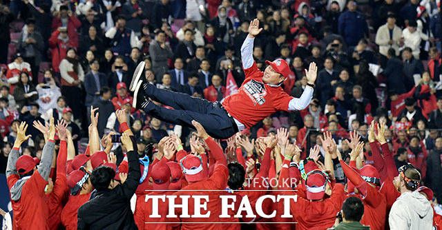 본업인 유통업과 야구단 인수를 통한 스포츠와의 협업으로 어떤 시너지를 낼지 이목이 집중된다. 사진은 '2018 신한은행 마이카 KBO 한국시리즈 6차전' 당시 우승을 차지한 SK 선수들이 최태원 SK 그룹 회장을 헹가레 치고 있는 모습. /더팩트 DB