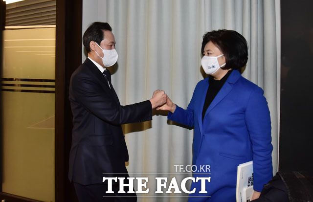 같은날 오전 여권의 유력 서울시장 후보인 우상호 더불어민주당 의원(왼쪽)과 박영선 전 중소벤처기업부 장관.