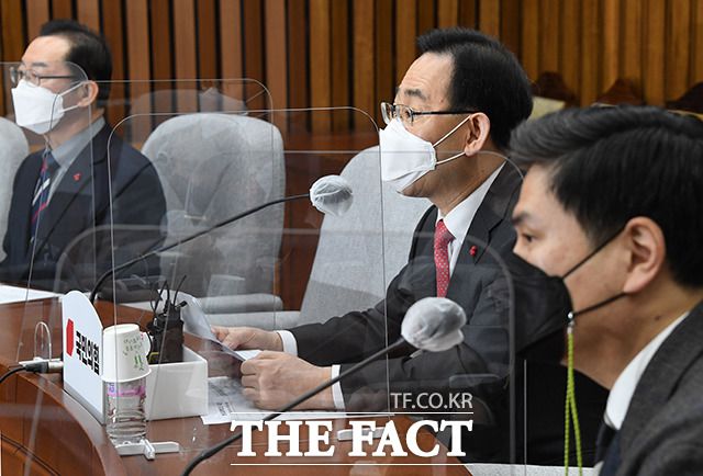 국민의힘 주호영(가운데)원내대표는 정부여당이 추진하는 이익공유제에 대해 "표퓰리즘적인 성격이 없지 않다"고 비판했다. /남윤호 기자