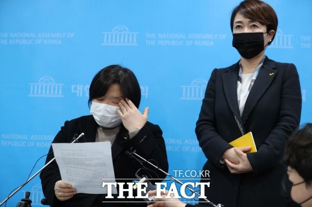 정의당은 소속 의원을 성추행한 김종절 전 대표를 25일 직위해제했다. 25일 국회 소통관에서 김종철 대표의 성추행 사건 관련 긴급기자회견 도중 눈물을 닦고 있는 배복주 부대표(왼쪽). /국회=남윤호 기자