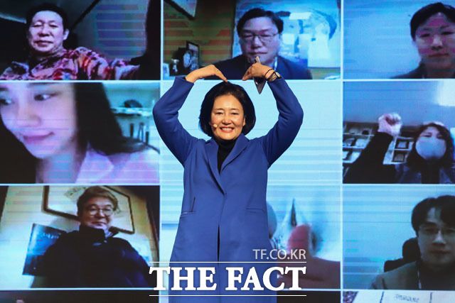 '서울시 대전환' 구상을 밝힌 박영선 전 장관이 화상으로 함께한 시민들을 향해 하트를 만들고 있다.