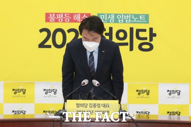 보수 야당은 정의당과 민주당의 '권력형 성추행 사건' 대응 방식을 비교하며 민주당을 비판했다. 지난 20일 국회에서 열린 신년기자회견에서 인사하는 김종철 전 대표. /남윤호 기자