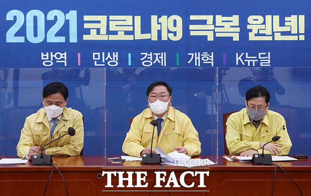 김태년 더불어민주당 원내대표는 26일 당 원내대책회의에서 "정부와 함께 팬데믹에 따른 손실보상제도화를 위한 입법 논의를 진행하겠다"고 밝혔다. 김 원내대표가 이날 회의에서 발언하고 있다. /남윤호 기자