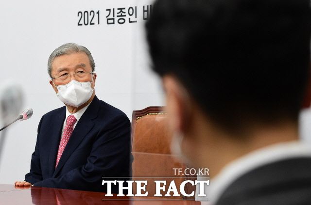 김종인 국민의힘 비대위원장은 27일 안철수 국민의당 대표의 합당 제의와 관련한 보도에 "그런 제의를 받은 적 없고 지금까지 태도로 봐도 그런 일이 일어나리라고 상상도 하지 않는다"고 했다. /국회사진취재단