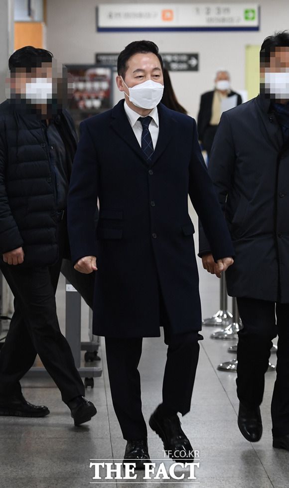 언론사 명예훼손 무고 혐의로 기소된 정봉주 전 의원이 27일 오후 서울 서초구 서울고등법원에서 열린 항소심에 출석하고 있다. /임세준 기자