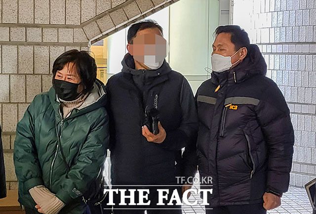 판결 직후 심경을 밝히는 진범 A씨(가운데). /김세정 기자