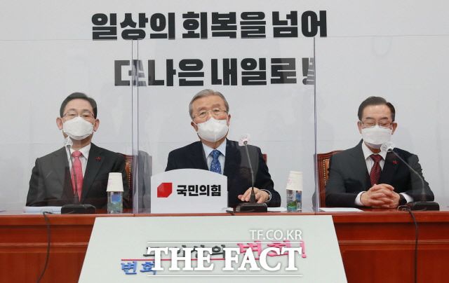 사실상 이번 보궐선거에서 새 인물은 등장하지 않을 전망이다. 전문가는 "결국 형식적인 인물론"이라고 평가했다. 지난 25일 열린 국민의힘 비상대책회의. /국회사진취재단