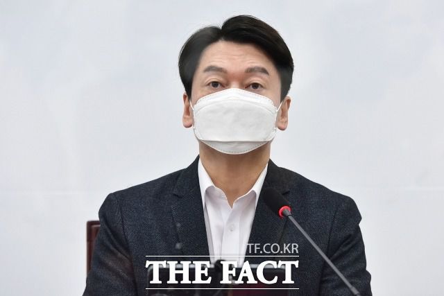 서울시장 보궐선거 유력 후보로 떠오른 안철수 대표가 이끄는 국민의당에서 일부 보좌진이 당직자 업무를 겸직하고 있다는 의혹이 제기됐다. /남윤호 기자