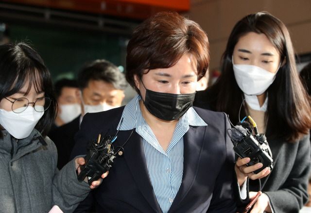 조수진 국민의힘 의원이 고민정 더불어민주당을 '왕자 낳은 후궁'에 빗대 논란이 되고 있다. 재산을 축소 신고한 혐의로 기소된 조수진 국민의힘 의원이 27일 선고공판을 마치고 법원을 나서며 '후궁' 논란에 대한 입장을 요구받는 모습. /뉴시스