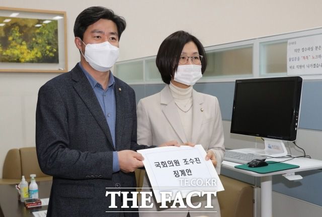 민주당은 조수진 국민의힘 의원에 대해 징계안을 제출하며 사퇴를 압박했다. 28일 민주당 권인숙 의원(오른쪽)과 박상혁 의원이 국회 의안과에 징계안을 제출하고 있다. /남윤호 기자