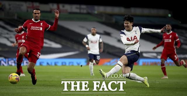 전반 초반 왼발 슛을 날리는 손흥민./런던=AP.뉴시스