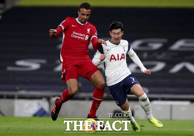 리버풀 수비진의 집중 견제를 받고 있는 손흥민./런던=AP.뉴시스