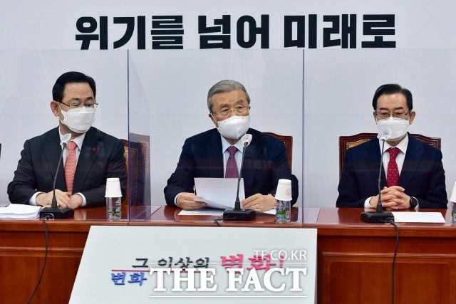 국민의힘은 당 경선 후보간 네거티브는 물론 선거 기간 발언 등을 조심해야 한다는 이야기를 자주 하고 있는 것으로 보인다. 28일 국회에서 열린 비상대책위원회의에 참석한 국민의힘 지도부 /남윤호 기자