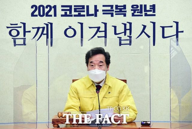 이낙연 더불어민주당 대표는 28일 이재명 경기도지사가 모든 도민에게 재난기본소득을 다음 달 1일부터 지급하기로 한 데 대해 "당의 입장을 고려해준 것으로 간주한다"고 밝혔다. /남윤호 기자