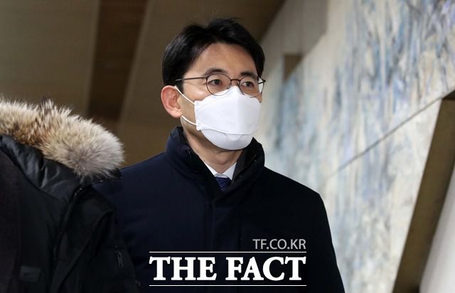수사기록 유출 혐의로 재판에 넘겨져 1심에서 무죄를 선고받은 성창호 부장판사가 29일 오후 서울 서초구 서울고법에서 열린 2심 선고공판에 출석하고 있다. /뉴시스
