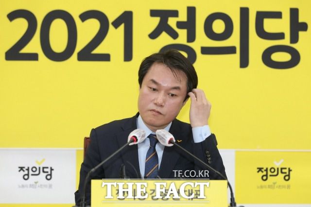 김종철 전 정의당 대표의 성추행 사퇴와 관련 사실 시인, 사과 태도가 민주당과 비교되고 있다. 지난 20일 신년기자회견에 참석한 김종철 전 정의당 대표. /남윤호 기자