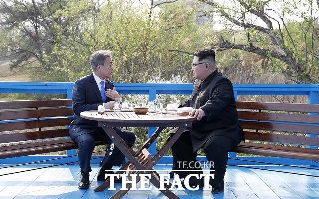 문재인 대통령과 김정은 국무위원장이 2018년 4월 군사분계선 표식물이 있는 도보다리 위헤서 대화하는 모습. 최근 이 자리에서 문 대통령이 김 위원장에게 USB를 전달했다는 주장이 나왔다. /한국공동사진기자단