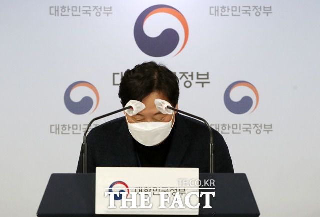 신희동 산업통상자원부 대변인이 지난 1월 31일 오후 서울 종로구 정부서울청사 브리핑룸에서 '북한 원전 건설 추진' 의혹과 관련된 공식 입장문 발표 전 인사를 하는 모습. /뉴시스