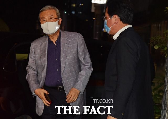 국민의힘은 김종인 비대위원장과 중진 의원 연석회의에서 단일화에 대한 의견을 공유할 것으로 보인다. 다소 이견이 있어 윤곽이 드러날지 주목된다. 지난해 11월 서울시장 보궐선거 전략 관련 의견 수렴차 서울지역 당 중진 정치인들과 만찬 회동에 나섰던 김 위원장. /이새롬 기자