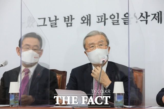 국민의힘이 오는 4일 열리는 대정부질문에서 '성추행 프레임을 씌워야 한다'는 내용의 전략 문건을 공유한 것으로 알려져 논란이 되고 있다. 3일 열린 국민의힘 비대위 회의. /남윤호 기자