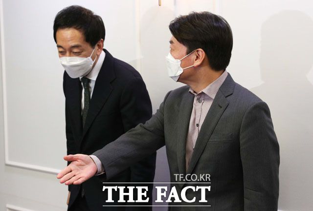 금태섭 전 의원(왼쪽)은 여론조사 방식에 대해 "여당 후보를 상대로 누가 이길 수 있을지 그런 방식이 있지 않을까 싶다"며 견해를 밝히기도 했다. /남윤호 기자