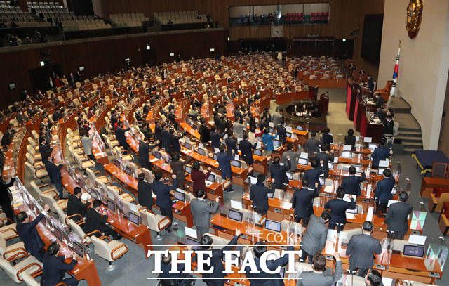 헌정사 최초로 법관 탄핵안 국회 통과.