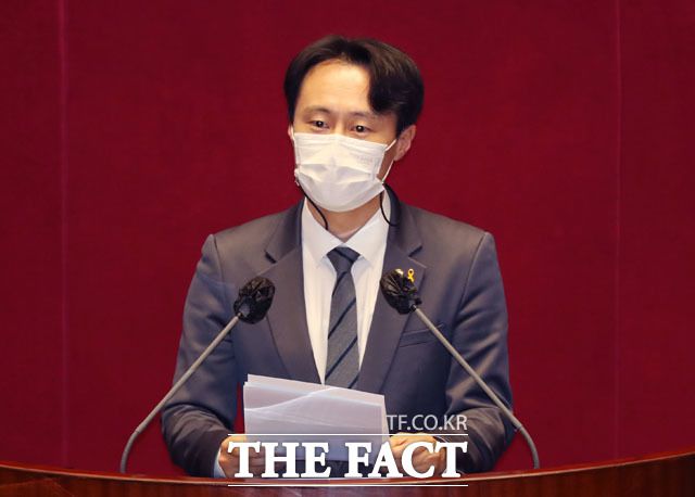 임성근 법관 탄핵소추안 제안설명하는 이탄희 더불어민주당 의원.