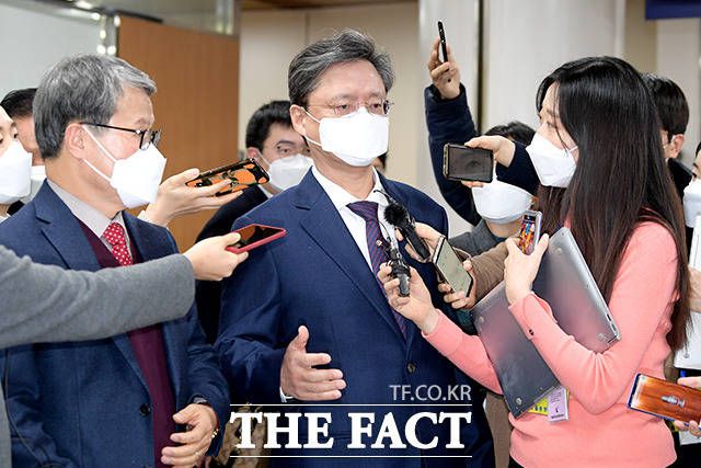 국정농단 방조 및 불법사찰 지시 혐의로 기소된 우병우 전 청와대 민정수석이 4일 오후 서울 서초구 서울고등법원에서 열린 2심 선고 공판을 마치고 취재진의 질문에 답하고 있다. /이선화 기자