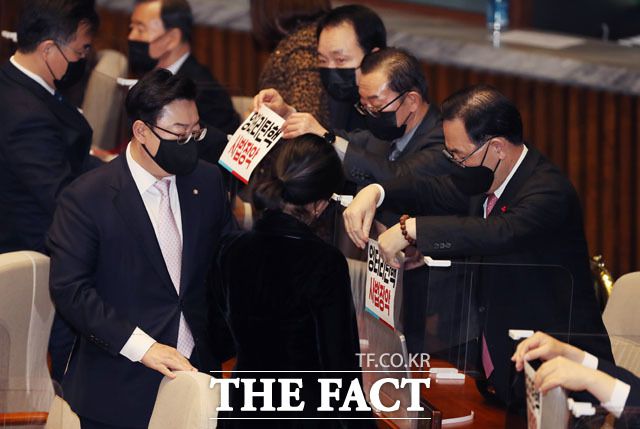 '사법농단' 연루 임성근 판사 탄핵소추안 표결에 반대하는 피켓을 모니터에 붙이는 국민의힘 의원들.