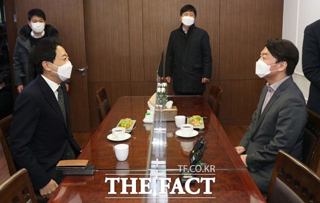 안철수 국민의당 대표(오른쪽)는 단일화 시기에 대해 "2월 말에서 3월 초가 돼야 하지 않나"라고 말했다. /남윤호 기자