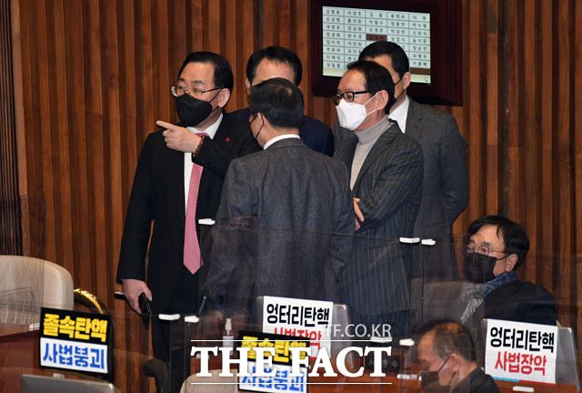주호영 국민의힘 원내대표를 비롯한 지도부가 표결을 두고 대화하고 있다.