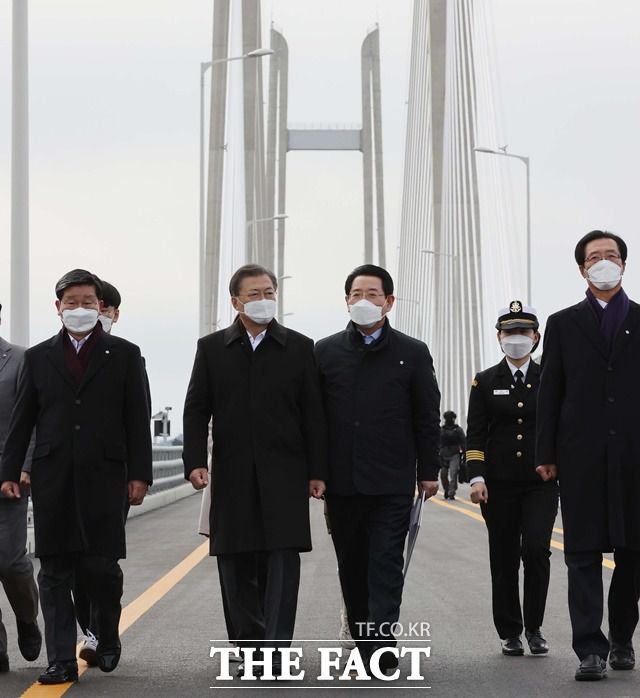 문재인 대통령이 5일 오후 설 연휴 임시개통 예정인 전남 신안군 임자2대교에서 열린 세계 최대 해상풍력단지 48조 원 투자 협약식 체결 후 대교를 시찰하고 있다. /뉴시스