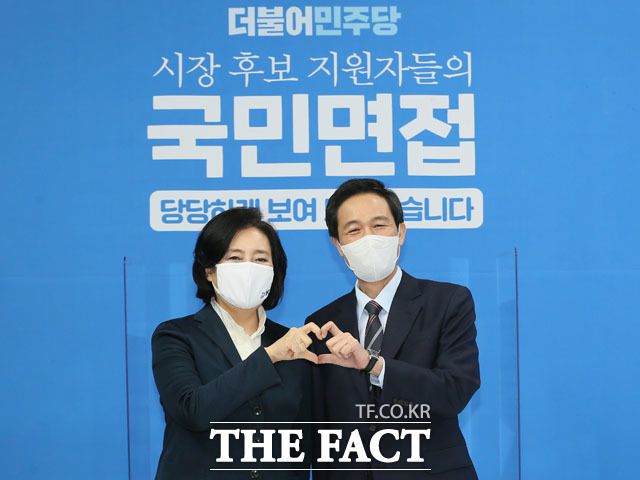 더불어민주당 서울시장 보궐선거 경선후보인 박영선(왼쪽) 전 중소벤처기업부 장관과 우상호 의원들의 '랜선' 홍보가 눈길을 끈다. 사진은 지난 1일 서울 금천구의 한 스튜디오에서 '민주당 시장후보지원자들의 국민면접' 촬영에 앞서 기념촬영을 하는 모습. /국회사진취재단