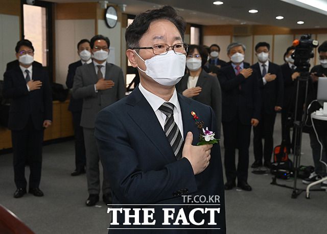 박범계 법무부 장관이 전날(7일) 단행된 검찰 고위 인사와 관련해 윤석열 검찰총장에게 미리 설명했다며 '패싱' 논란을 부인했다. /이선화 기자