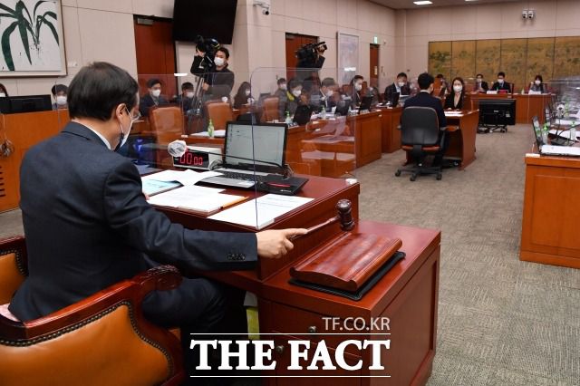 야당은 황 후보자의 문화예술 분야 자질과 전문성에 대해서도 집중 추궁할 것으로 전망된다. 지난해 11월 19일 국회 문화체육관광위원회 전체회의에서 회의를 주재하고 있는 도종환 위원장. /국회사진취재단
