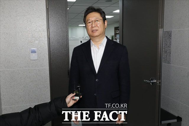 황희 문화체육관광부 장관 내정자에 대한 국회 병가 사용 후 가족과 스페인 여행, 자녀 학비 지출 축소 신고 의혹 등 논란이 뜨겁다. 지난달 20일 국회 의원회관 자신의 사무실 앞에서 취재진에 문화체육관광부 장관 내정 소감을 말하고 있는 황 후보자. /남윤호 기자