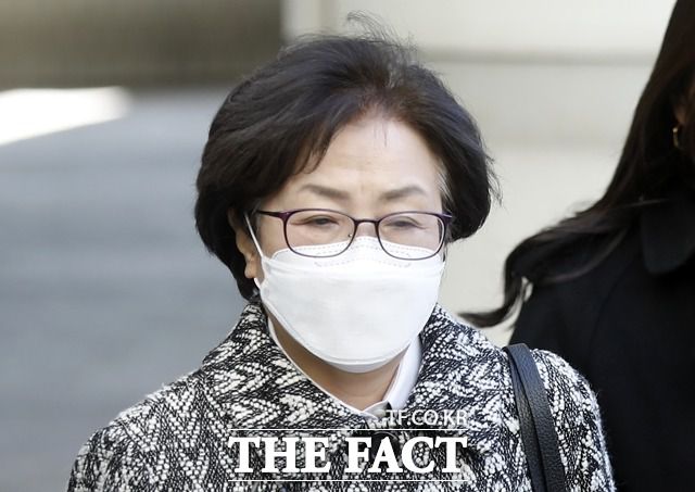 김은경 전 환경부 장관이 9일 '환경부 블랙리스트' 관여 혐의 1심 선고를 받기 위해 서울중앙지방법원으로 향하고 있다. 이날 1심 재판부는 김 전 장관에게 유죄를 선고했다. 문재인 정부는 도덕성에 치명상을 입게 되면서 민주당도 난처한 상황에 빠지게 됐다. /뉴시스