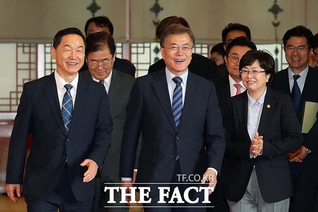 문재인 정부 초대 환경부 장관인 김은경 전 장관이 지난 9일 이른바 '환경부 블랙리스트' 사건 관련 1심 재판에서 징역 2년 6개월 형을 선고받고 법정 구속된 가운데 청와대는 "블랙리스트 사건이 아니다"라고 언론에 불만을 나타냈다. 사진은 지난 2017년 7월 4일 문재인 대통령이 김상곤 사회부총리 겸 교육부 장관, 김 장관(오른쪽 앞) 에게 임명장 수여 후 환담 장소로 이동하는 모습. /청와대 제공