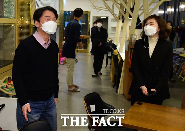 서울시장 후보로 나선 국민의당 안철수 대표가 10일 서울 마포구의 한 키즈카페에서 코로나19로 어려움을 겪는 직장맘들과 만나 인사를 나누고 있다. /국회사진취재단