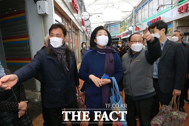 박영선 더불어민주당 서울시장 예비후보가 10일 오후 서울 구로구 남구로시장을 방문해 상인회 관계자들과 시장을 둘러보고 있다. /국회사진취재단