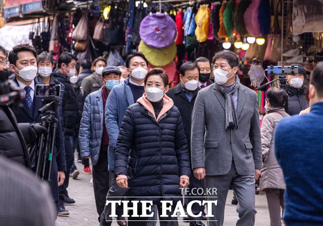 나 전 의원이 내놓은 '청년·신혼부부 1억1700만 원 지원' 공약에 '허경영이냐'는 비판이 이어지고 있다. 지난 10일 남대문 시장을 방문한 나 전 의원. /국회사진취재단