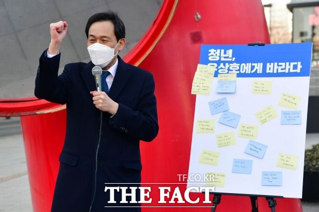 서울시장 보궐선거에 출마한 더불어민주당 우상호 예비후보는 지난 10일 고 박원순 전 시장을 향해 "박원순은 제 목숨이 다하는 순간까지도 나의 동지"라고 말해 2차 가해 논란이 일고 있다. 지난 9일 '더청년과 함께하는 정책소통' 간담회에 참석한 우 예비후보. /국회사진취재단