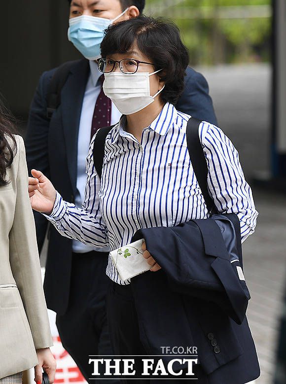 '환경부 블랙리스트' 관여 의혹을 받는 김은경 전 환경부 장관의 실형으로 청와대와 민주당은 당혹감을 드러내고 있다. 지난해 6월 공판에 출석하는 김 전 장관. /이새롬 기자