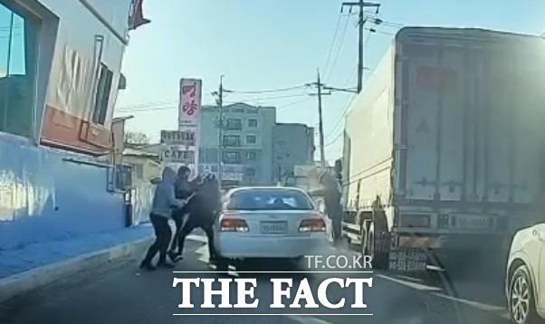 화성시 한 도로에서 주행 중인 차량 앞을 가로막아 세운 뒤 운전자와 동승자를 마구 폭행한 범인들이 경찰에 붙잡혔다./ 더팩트DB