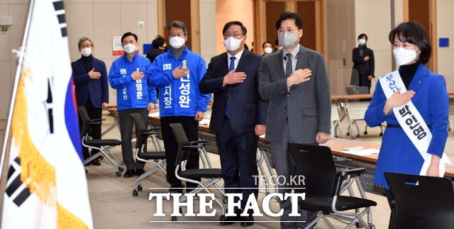 지난 9일 김태년 민주당 원내대표가 가덕신공항 특별법 제정을 위한 원내대표-부산시당 연석회의에 참석, 부산시장 보궐선거 예비후보 3명 등과 함께 국민의례를 하는 모습. /뉴시스