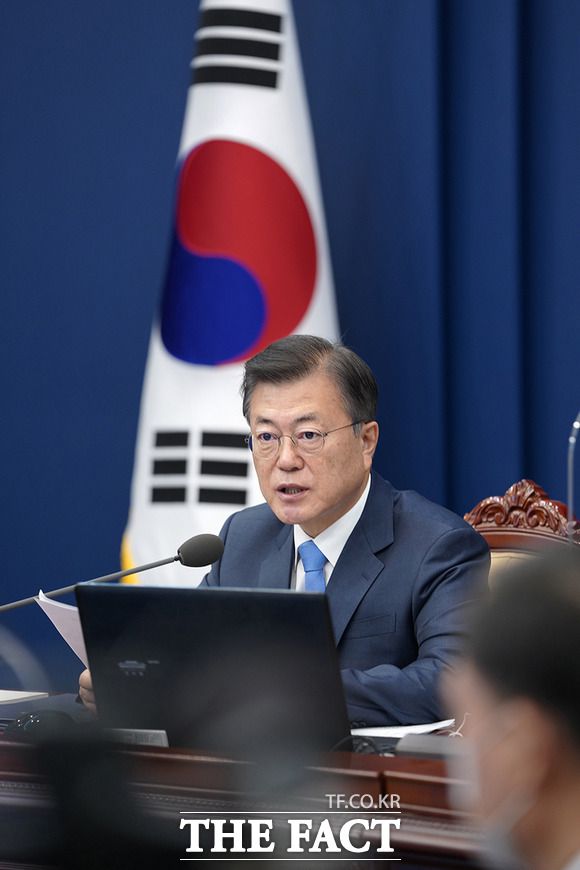 문 대통령이 15일 오후 청와대 여민관에서 수석보좌관회의를 주재하며 발언하고 있다. /청와대 제공