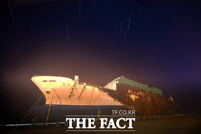 세월호 참사 후 6년, 2014년 이후 검찰 수사와 국정조사, 감사원 감사, 세월호 특별조사위원회, 사회적참사 특별조사위원회 조사 등 8번의 진상 규명 조사가 진행됐지만 '침몰한 진실'은 여전히 오리무중이다. 사진은 세월호 선체가 거치돼 있는 목포신항만에서 북극성을 배경으로 2시간여 동안 촬영한 200여장의 사진을 한 장으로 합성했다. /남윤호 기자
