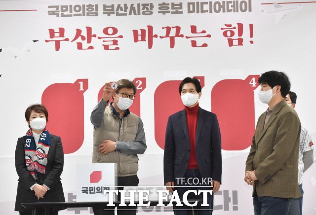 부산 보궐선거에선 국민의힘 세가 앞선 가운데 박형준 후보가 두각을 나타내고 있다. 지난 7일 열린 국민의힘 부산시장 보궐선거 본경선 후보 미디어데이에서 박형준 후보(왼쪽 두번째)가 추첨을 통해 본경선 기호 4번을 뽑고 있다. /뉴시스