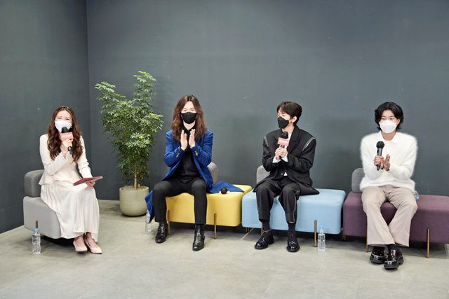 정홍일 이승윤 이무진(왼쪽부터)이 '싱어게인' TOP3 기자간담회에 참석해 다양한 이야기를 나누고 있다. /JTBC 제공